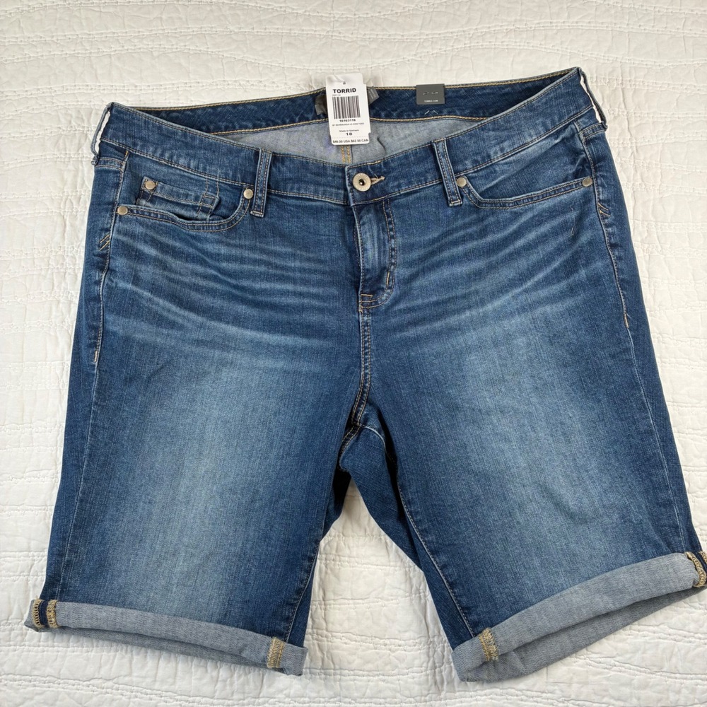 NWT Torrid Bermuda Short 18 Blue Denim Boyfriend Cuffed Stretch Mid Rise Capsule